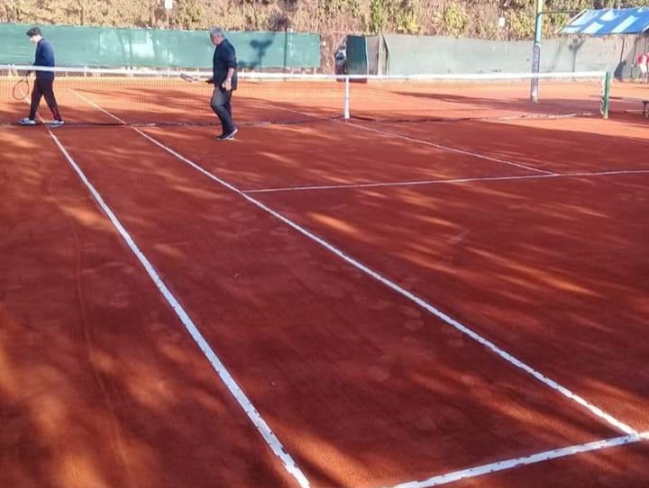 Cancha de cemento poroso.